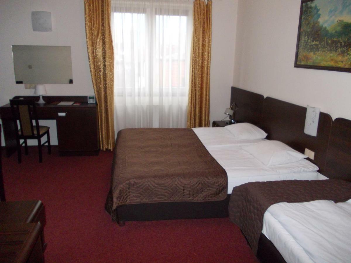 Hotel Pinocy Ledziny エクステリア 写真