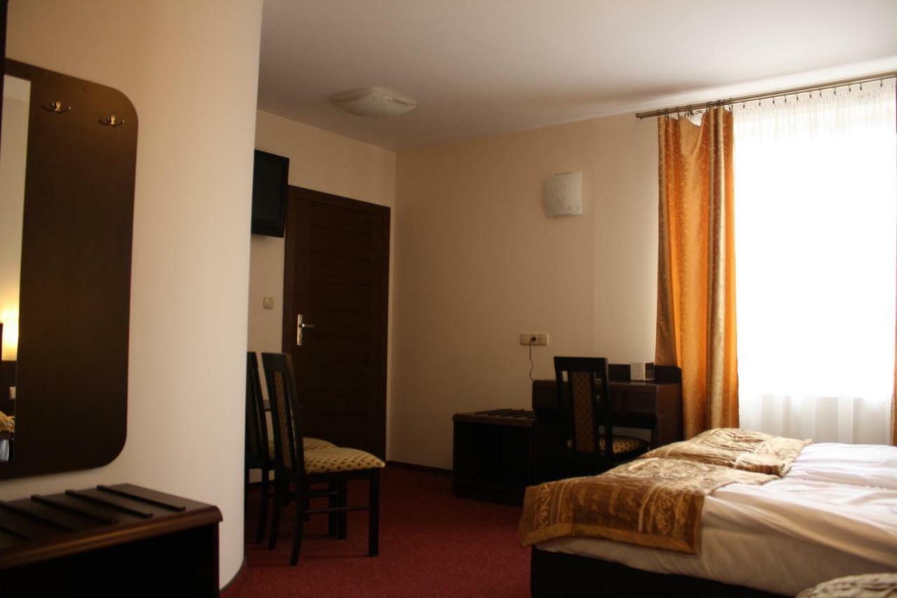 Hotel Pinocy Ledziny エクステリア 写真