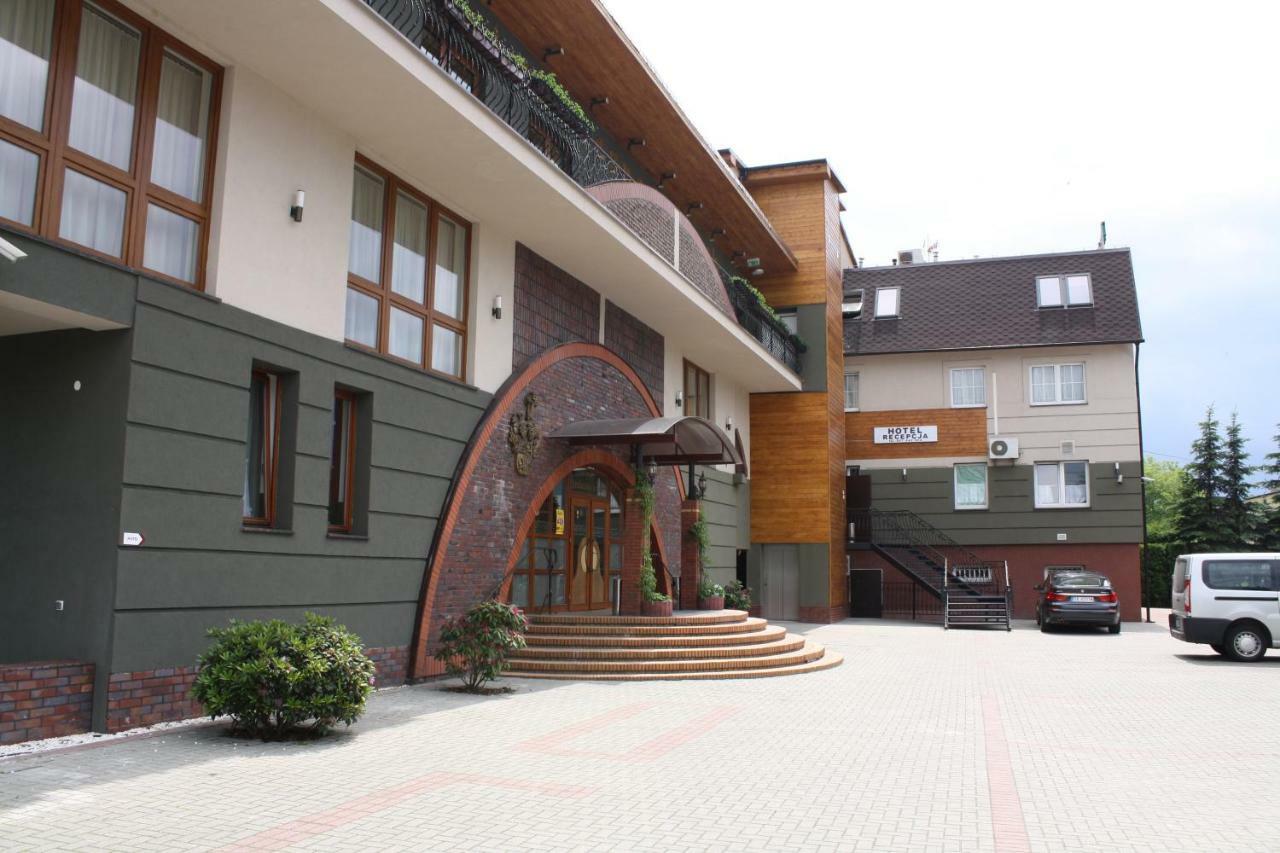 Hotel Pinocy Ledziny エクステリア 写真