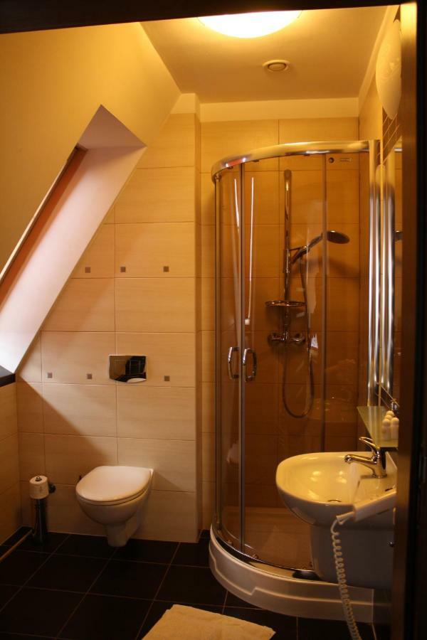 Hotel Pinocy Ledziny エクステリア 写真