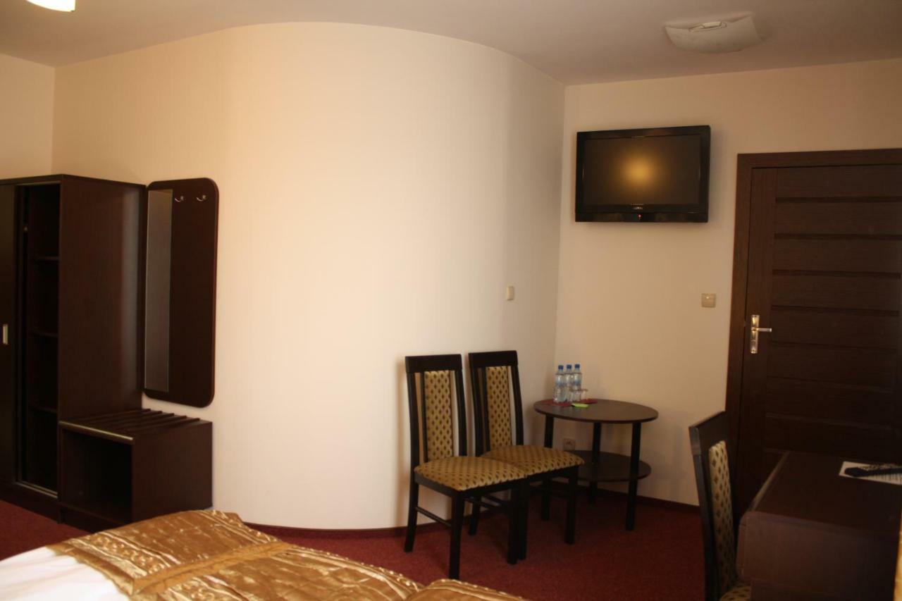 Hotel Pinocy Ledziny エクステリア 写真
