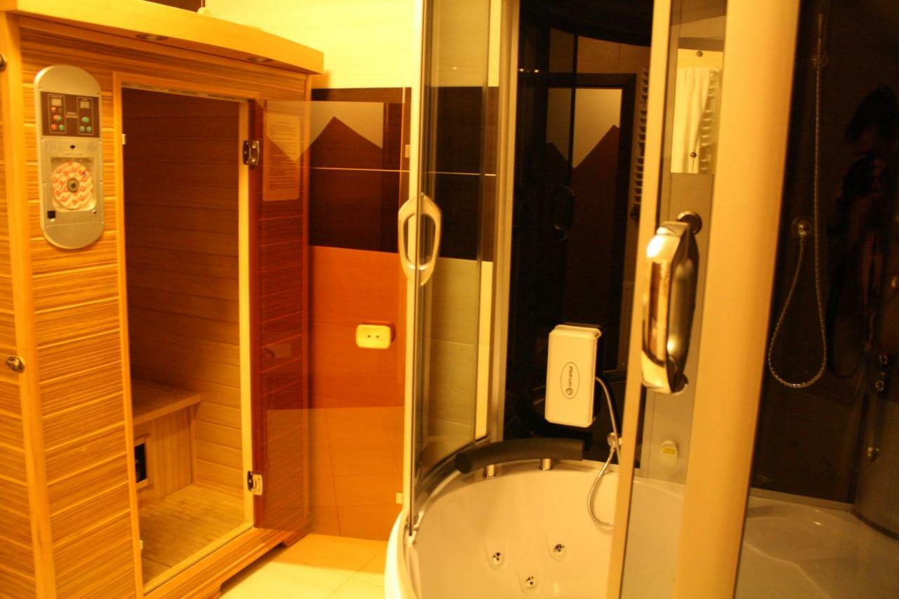 Hotel Pinocy Ledziny エクステリア 写真