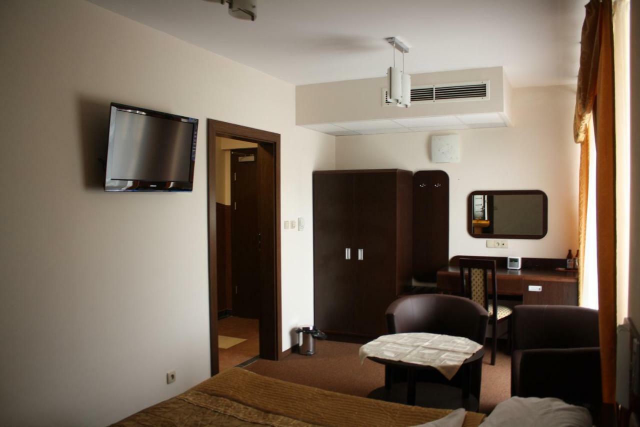 Hotel Pinocy Ledziny エクステリア 写真