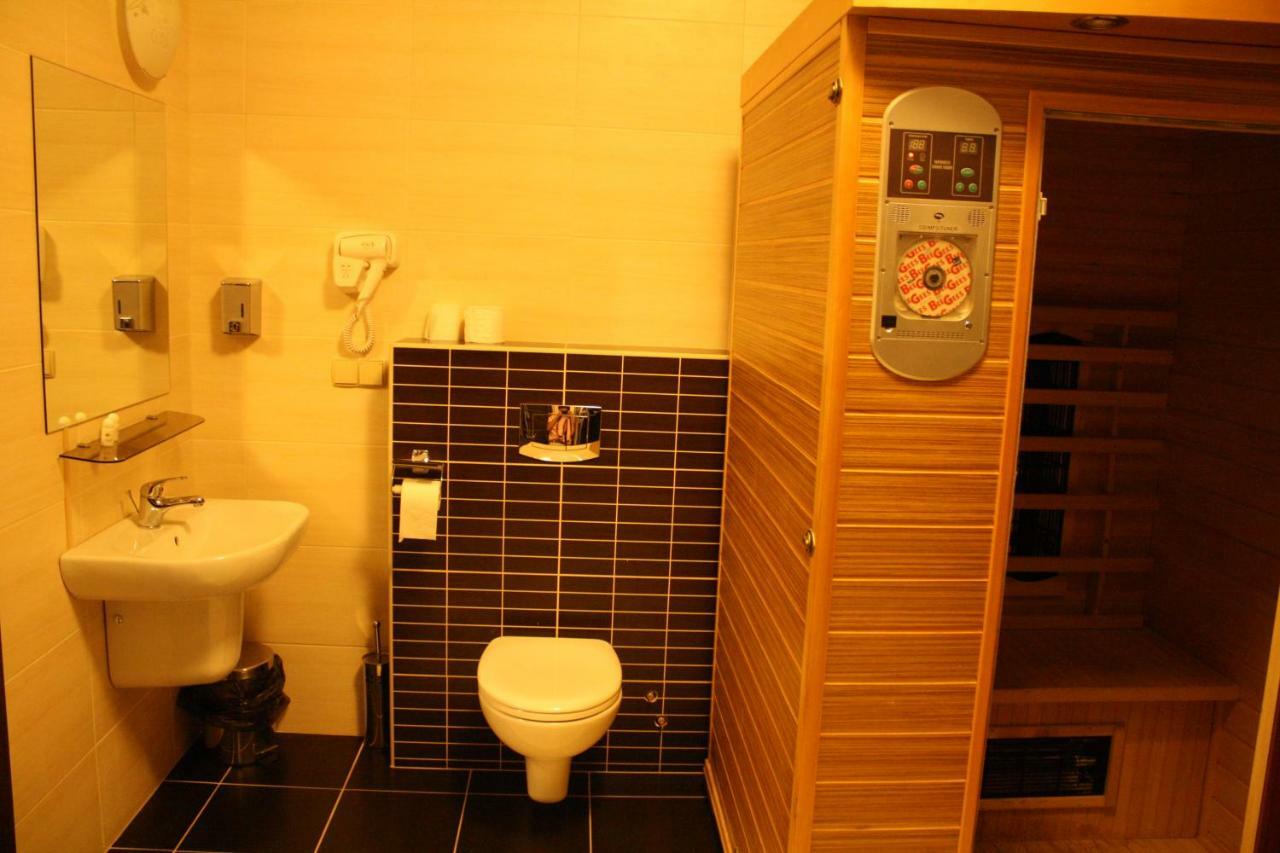 Hotel Pinocy Ledziny エクステリア 写真