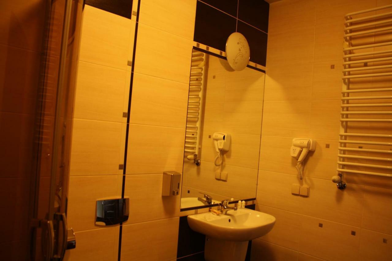 Hotel Pinocy Ledziny エクステリア 写真