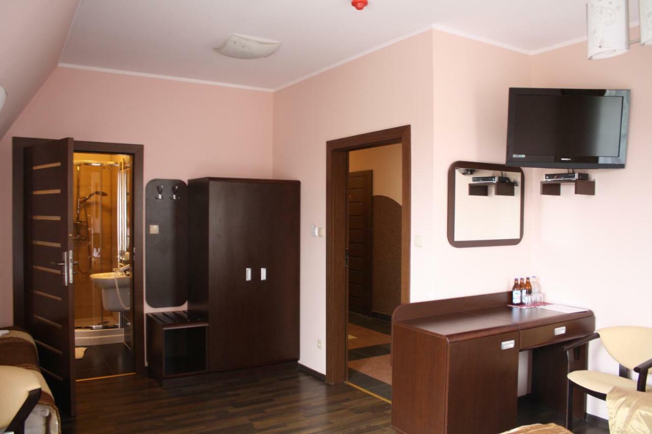 Hotel Pinocy Ledziny エクステリア 写真