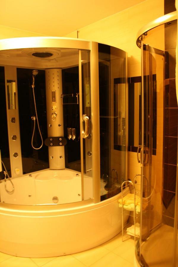 Hotel Pinocy Ledziny エクステリア 写真