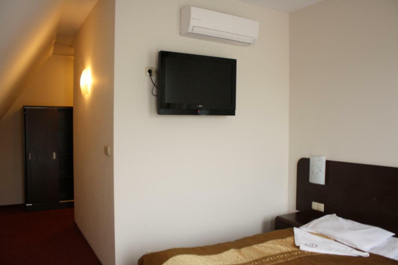 Hotel Pinocy Ledziny エクステリア 写真