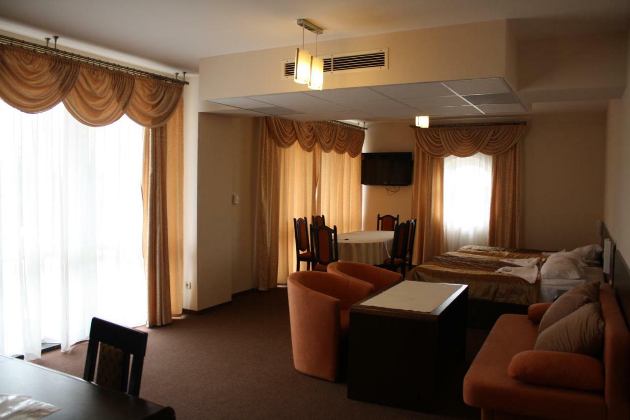 Hotel Pinocy Ledziny エクステリア 写真