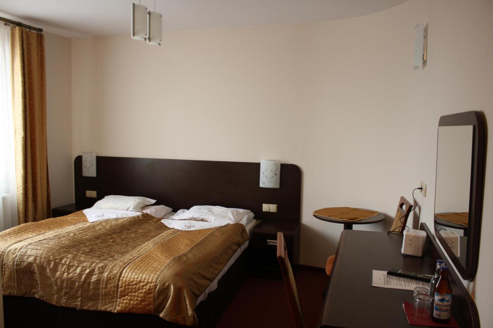 Hotel Pinocy Ledziny エクステリア 写真