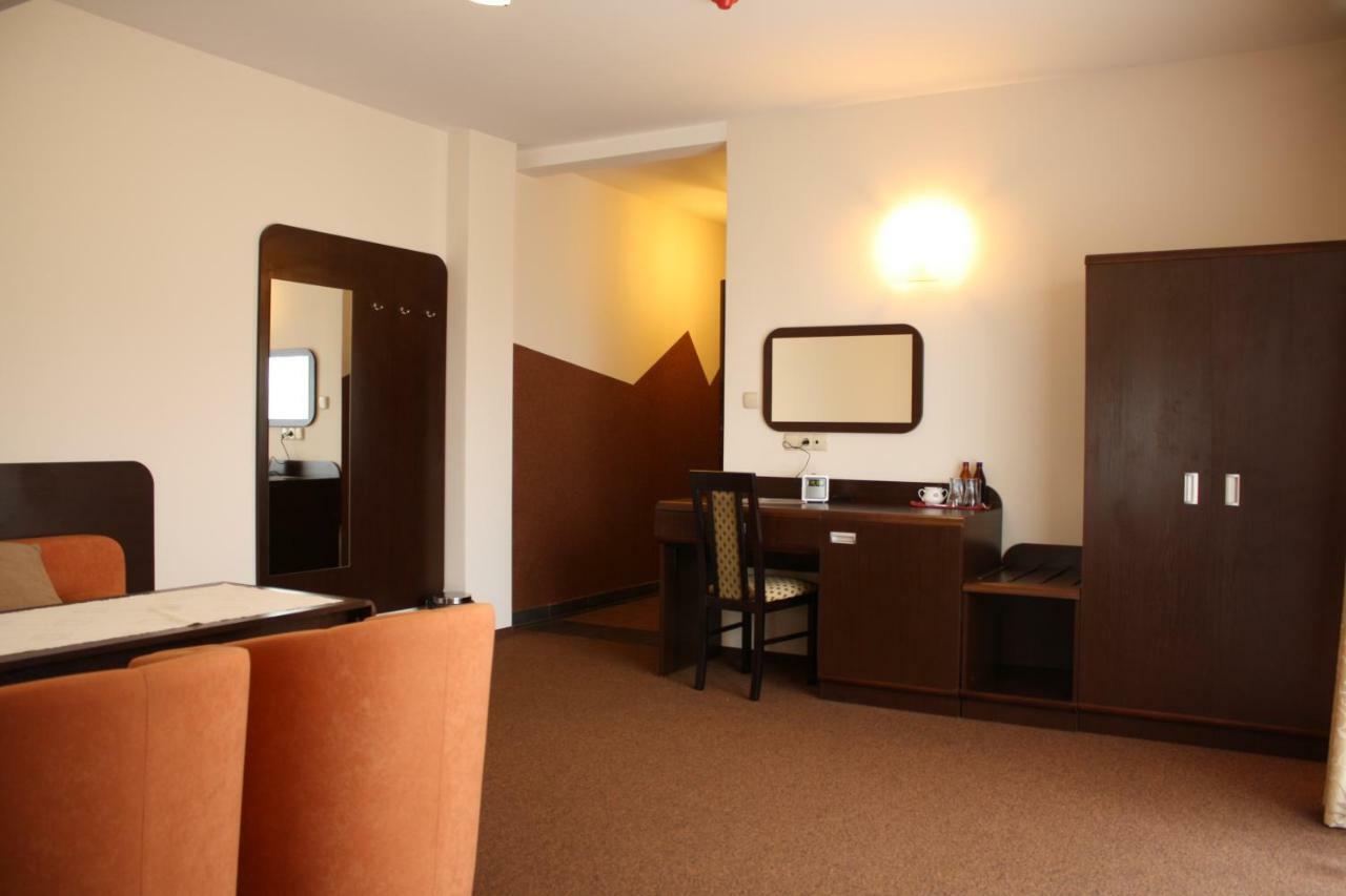 Hotel Pinocy Ledziny エクステリア 写真
