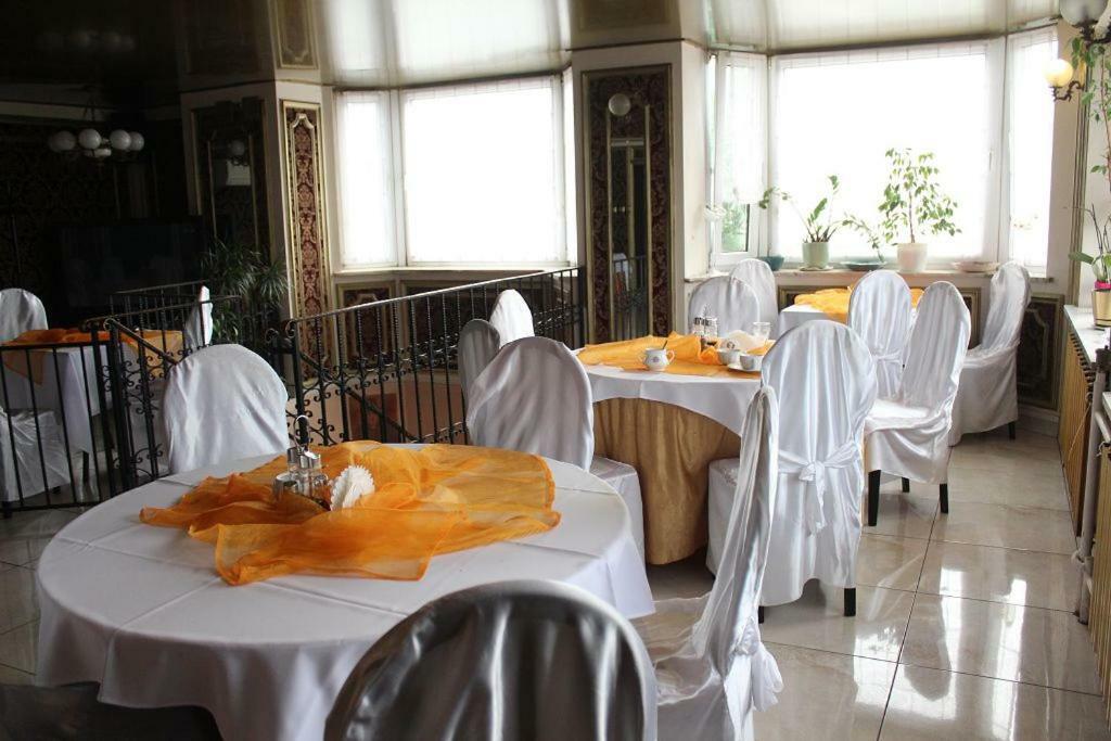 Hotel Pinocy Ledziny エクステリア 写真